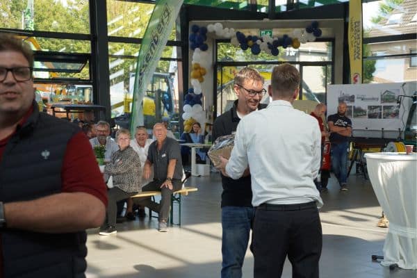 Tombola Gewinner nimmt Preis entgegen