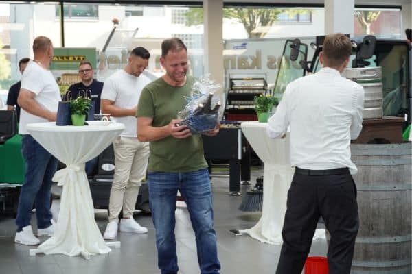 Tombola Gewinner nimmt Preis entgegen