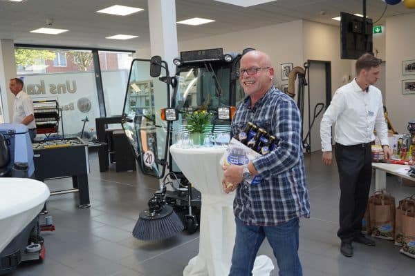 Tombola Gewinner nimmt Preis entgegen