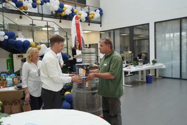 Tombola Gewinner nimmt Preis entgegen