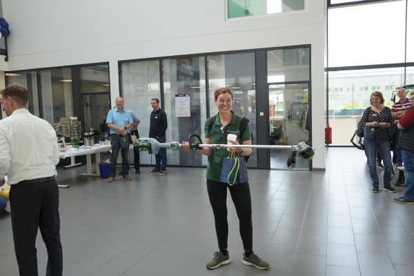 Tombola Gewinner nimmt Preis entgegen