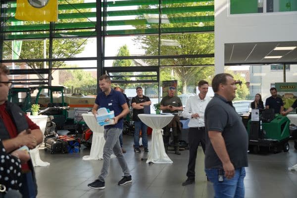 Tombola Gewinner nimmt Preis entgegen