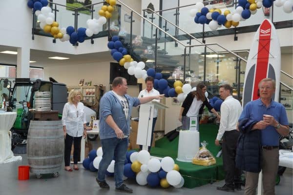 Tombola Gewinner nimmt Preis entgegen