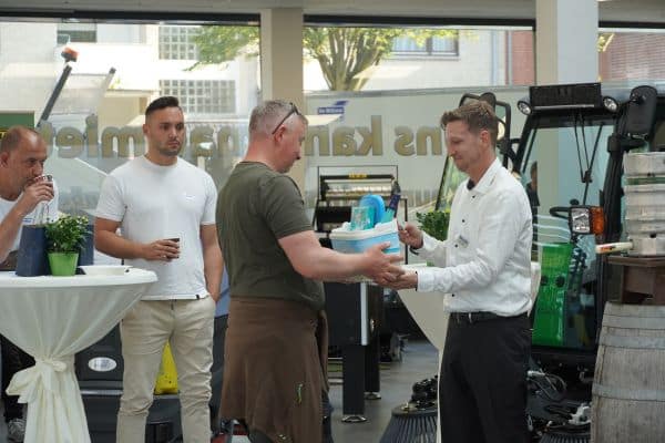 Tombola Gewinner nimmt Preis entgegen