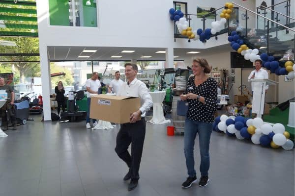 Tombola Gewinner nimmt Preis entgegen