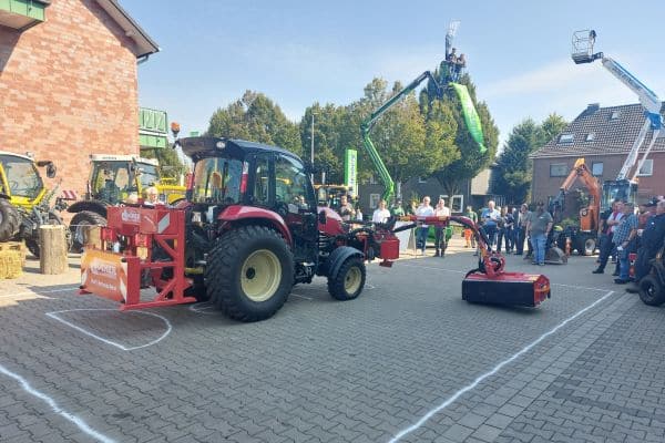 Jubiläumsfeier 125 Jahre Wassenberg GmbH. Demofläche mit der Präsentation des Yanmar Schleppers mit Dücker Ausleger