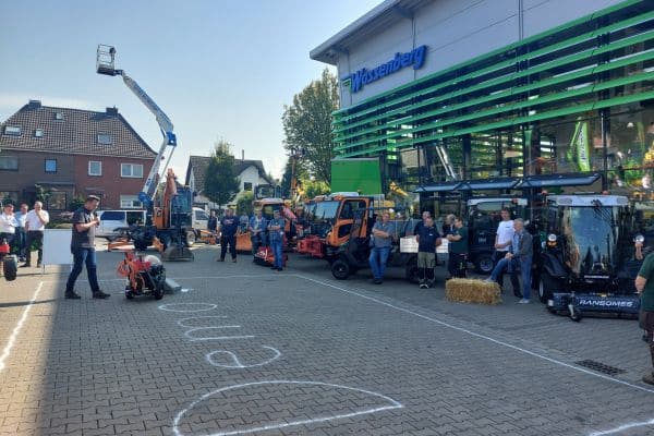 Jubiläumsfeier 125 Jahre Wassenberg GmbH. Demofläche mit der Präsentation des Zacho UKB zur Wildkrautbeseitigung